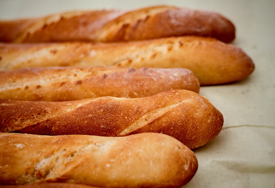 Schéma technique des baguettes de plomb en forme de H et leur assemblage avec les pièces de verre