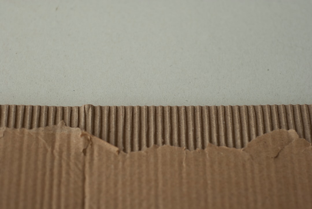 Carton technique détaillé d'un vitrail avec lignes de plomb, annotations colorées et divisions géométriques