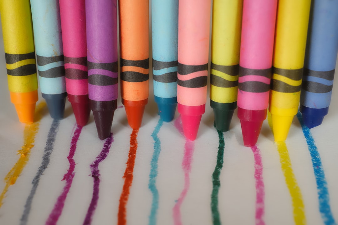 Plusieurs croquis exploratoires au crayon montrant différentes compositions et équilibres de formes pour un vitrail